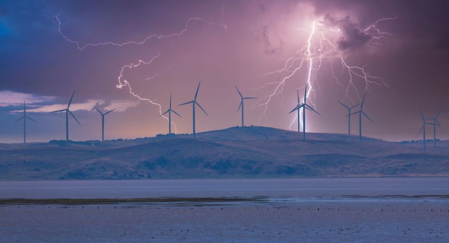 Gewitter und Blitze über Windpark