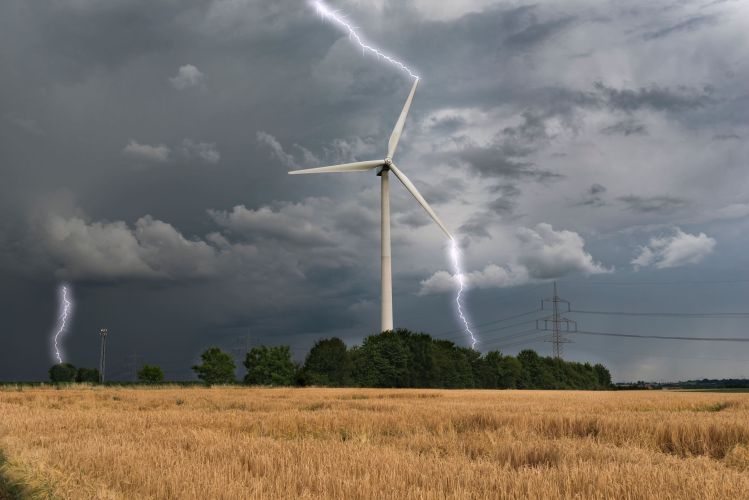 Blitzschlag in Windenergieanlage auf Feld